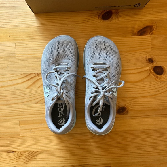 Topo Athletic Gray Running Shoes - Picture 3 of 4